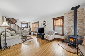 TV connectée, cheminée, table de tennis de table