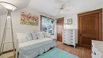 3 bedrooms, desk, iron/ironing board, free WiFi