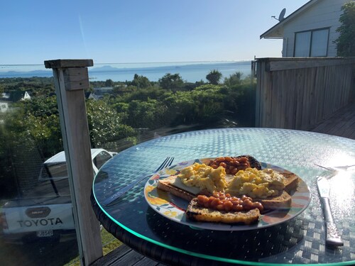 Peacefull lake view haven 10 mins walk from Lake Taupo located in Omori.