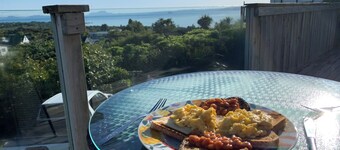 Peacefull lake view haven 10 mins walk from Lake Taupo located in Omori.