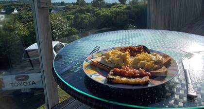 Peacefull lake view haven 10 mins walk from Lake Taupo located in Omori.