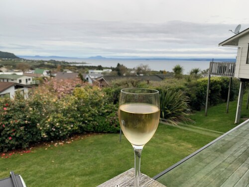 Peacefull lake view haven 10 mins walk from Lake Taupo located in Omori.