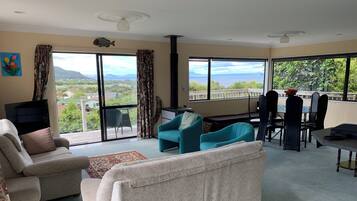 Smart-TV, Kamin, Bücher, Stereoanlage