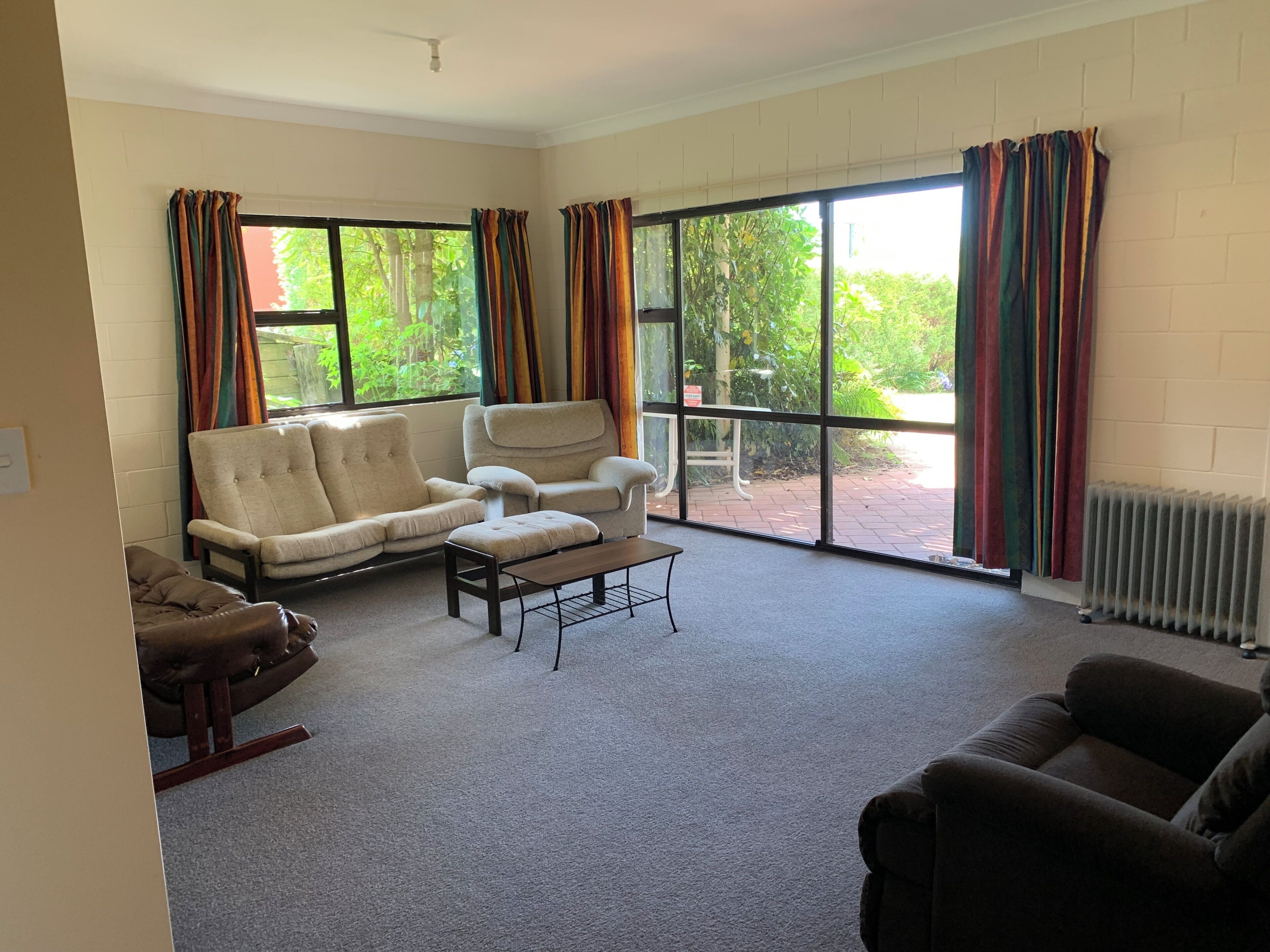 Smart TV, fireplace, books, stereo