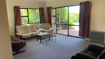 Smart-TV, Kamin, Bücher, Stereoanlage