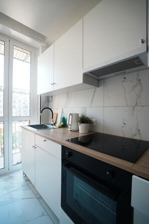 Jääkaappi, astianpesukone, kahvin-/teenkeitin