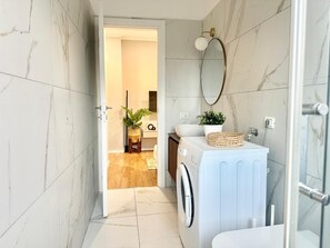 Douche, sèche-cheveux, serviettes fournies, savon
