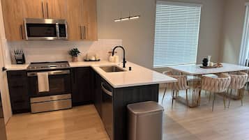 Coffee/tea maker, fridge, microwave, oven