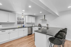 Réfrigérateur, micro-ondes, four, plaque de cuisson