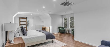 3 bedrooms, desk, iron/ironing board, free WiFi