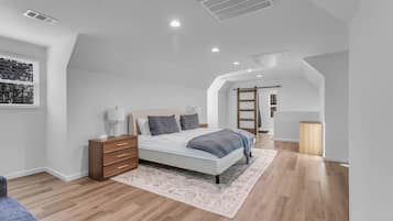 3 bedrooms, desk, iron/ironing board, free WiFi