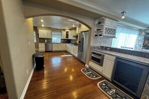 ثلاجة، ميكروويف، فرن، موقد طهي مسطح