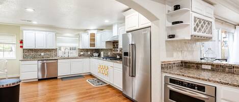 Kjøleskap, mikrobølgeovn, ovn og kokeplater