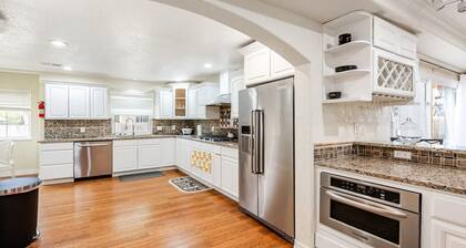 Spacious 6-bedroom house - Country Club Golf Course Retreat