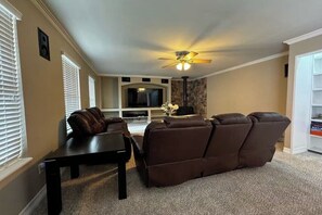 Smart-TV, Tischtennisplatte, Computerbildschirme