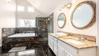 Spacious 6-bedroom house - Country Club Golf Course Retreat