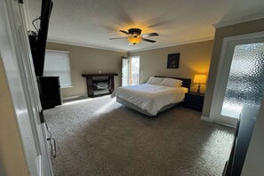 6 Schlafzimmer, Schreibtisch, Bügeleisen/Bügelbrett, Reisekinderbett