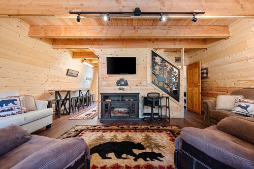Lazy Dawg Cabin| 30min to Yellowstone, Pet Friendly, Fire Pit!