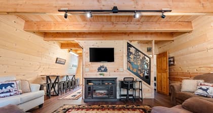 Lazy Dawg Cabin| 30min to Yellowstone, Pet Friendly, Fire Pit!
