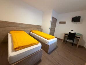 Habitación clásica con 1 cama matrimonial o 2 individuales | Escritorio y wifi gratis 