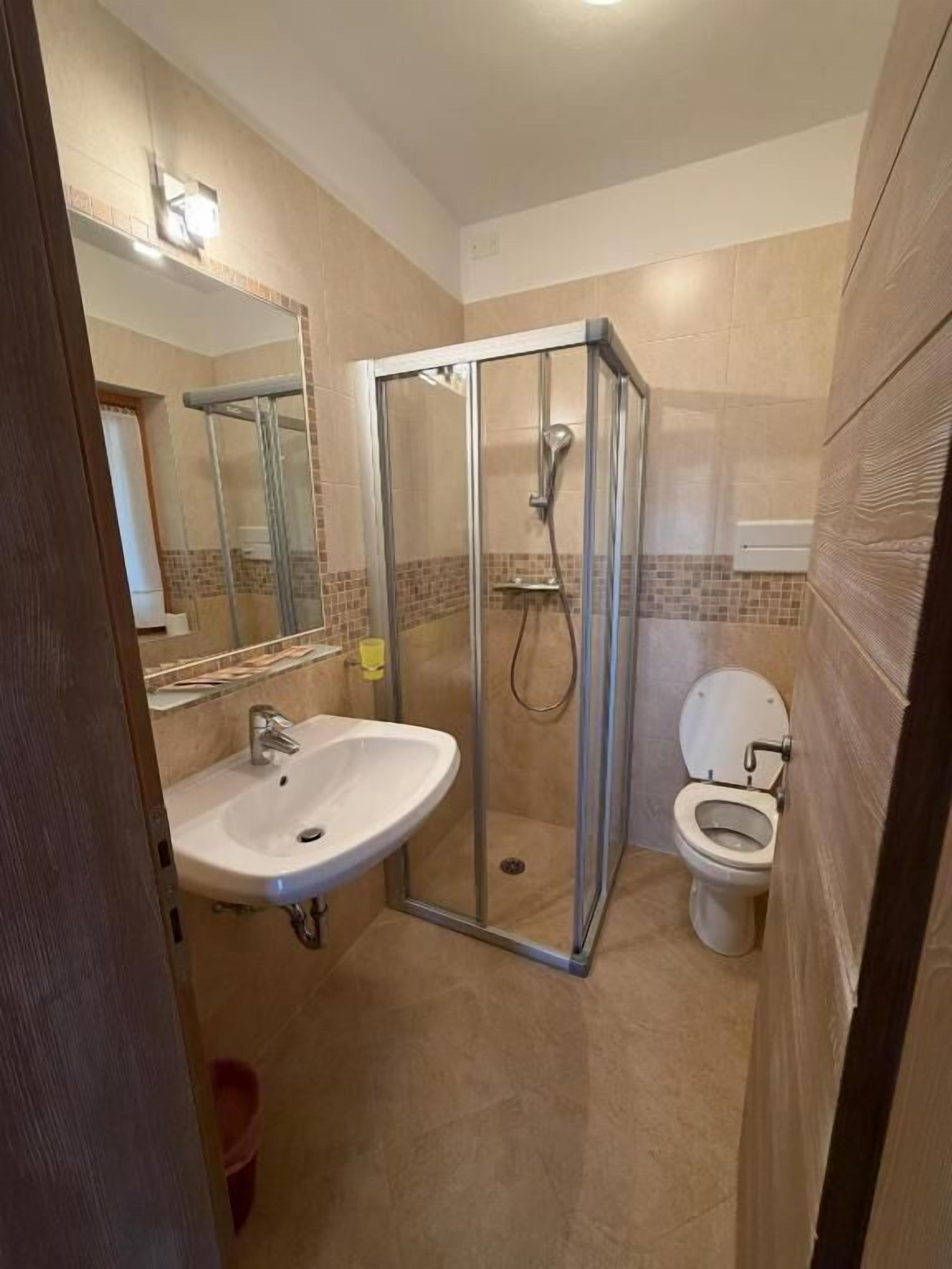 Classic Quadruple Room | Bathroom
