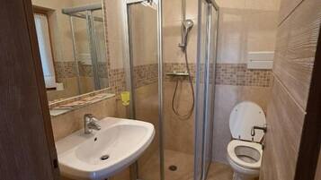 Classic Quadruple Room | Bathroom