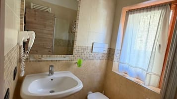 Habitación clásica con 1 cama matrimonial o 2 individuales | Baño