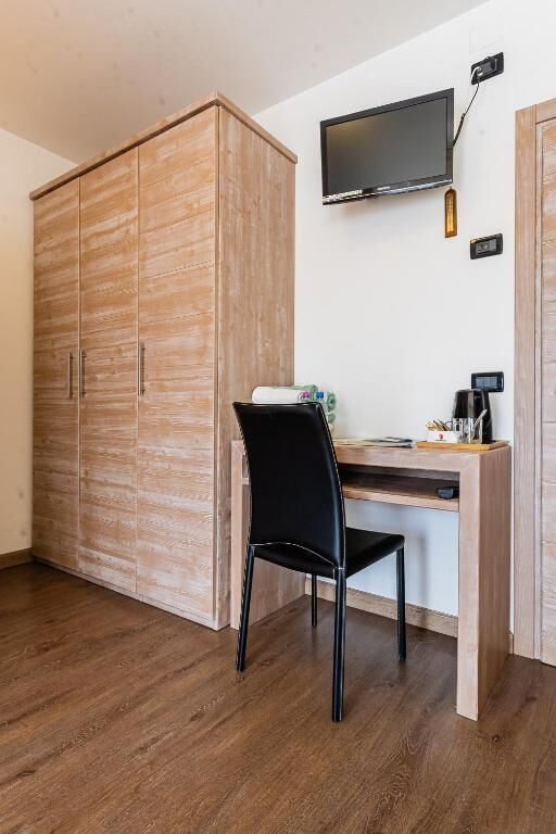 Quarto triplo básico | Escrivaninha, Wi-Fi de cortesia
