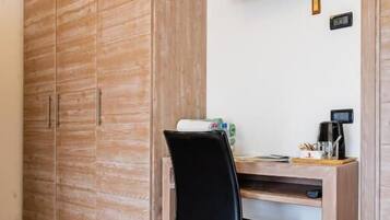 Quarto triplo básico | Escrivaninha, Wi-Fi de cortesia