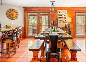 Dining - Sleeps 16 ✩ Mins to Gatlinburg ✩ Large Hot Tub! (Gatlinburg)