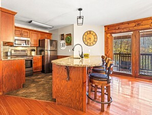 Fridge, microwave, oven, stovetop - Sleeps 16 ✩ Mins to Gatlinburg ✩ Large Hot Tub! (Gatlinburg)