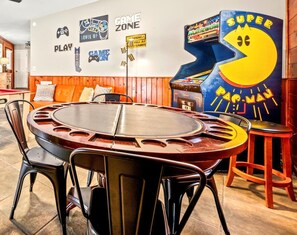 Games room - Sleeps 16 ✩ Mins to Gatlinburg ✩ Large Hot Tub! (Gatlinburg)
