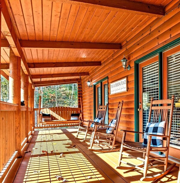 Terrace/patio - Sleeps 16 ✩ Mins to Gatlinburg ✩ Large Hot Tub! (Gatlinburg)