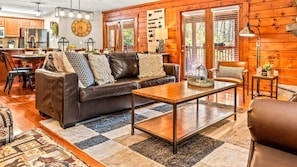 Fireplace - Sleeps 16 ✩ Mins to Gatlinburg ✩ Large Hot Tub! (Gatlinburg)