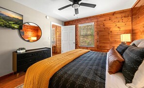 5 bedrooms, travel cot, free WiFi, bed sheets - Sleeps 16 ✩ Mins to Gatlinburg ✩ Large Hot Tub! (Gatlinburg)