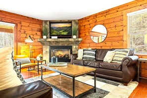 Fireplace - Sleeps 16 ✩ Mins to Gatlinburg ✩ Large Hot Tub! (Gatlinburg)