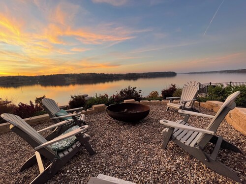 STUNNING SUNSETS!! LAKEFRONT 2 BR/2BA apartment w/dock, pavilion and fire pit
