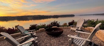 STUNNING SUNSETS!! LAKEFRONT 2 BR/2BA apartment w/dock, pavilion and fire pit