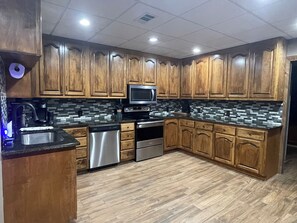 Een magnetron, een oven, een kookplaat, een vaatwasser