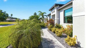 Property grounds - Cape Luxe Canal Retreat - Saltwater Pool & Game Room & Kayaks (Cape Coral)