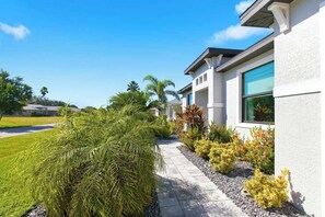 Property grounds - Cape Luxe Canal Retreat - Saltwater Pool & Game Room & Kayaks (Cape Coral)