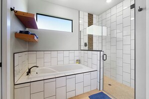 Shower, hair dryer, towels, soap - Cape Luxe Canal Retreat - Saltwater Pool & Game Room & Kayaks (Cape Coral)