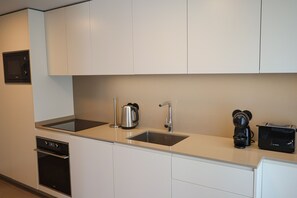 Fridge, microwave, oven, coffee/tea maker - FLH Funchal Studio Blue View Gardens (Funchal)