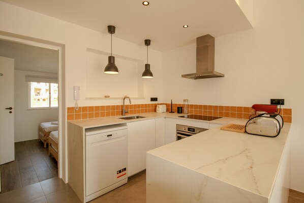 Fridge, oven, dishwasher, coffee/tea maker