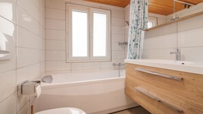 Shower, hair dryer, towels, soap - Charming 3-bed, stunning Matterhorn view near skilift (Zermatt)