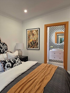 3 bedrooms, iron/ironing board, WiFi, bed sheets - Exclusive Rose Bay Bungalow with Designer Interiors & Harbour Proximity (Rose Bay)