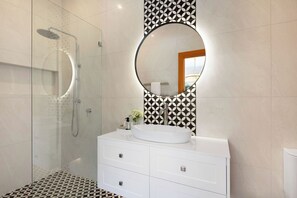 Shower, hair dryer, towels, soap - Exclusive Rose Bay Bungalow with Designer Interiors & Harbour Proximity (Rose Bay)