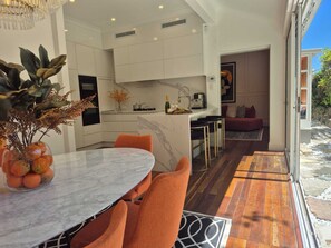 Outdoor dining - Exclusive Rose Bay Bungalow with Designer Interiors & Harbour Proximity (Rose Bay)