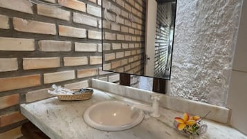 Hytte – standard, lanai, hageutsikt | Bad | Dusj, toalettartikler (inkludert), håndklær og såpe