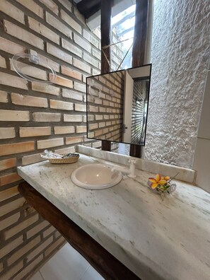 スタンダード キャビン ラナイ ガーデンビュー | バスルーム | シャワー、バスアメニティ (無料)、タオル、石鹸